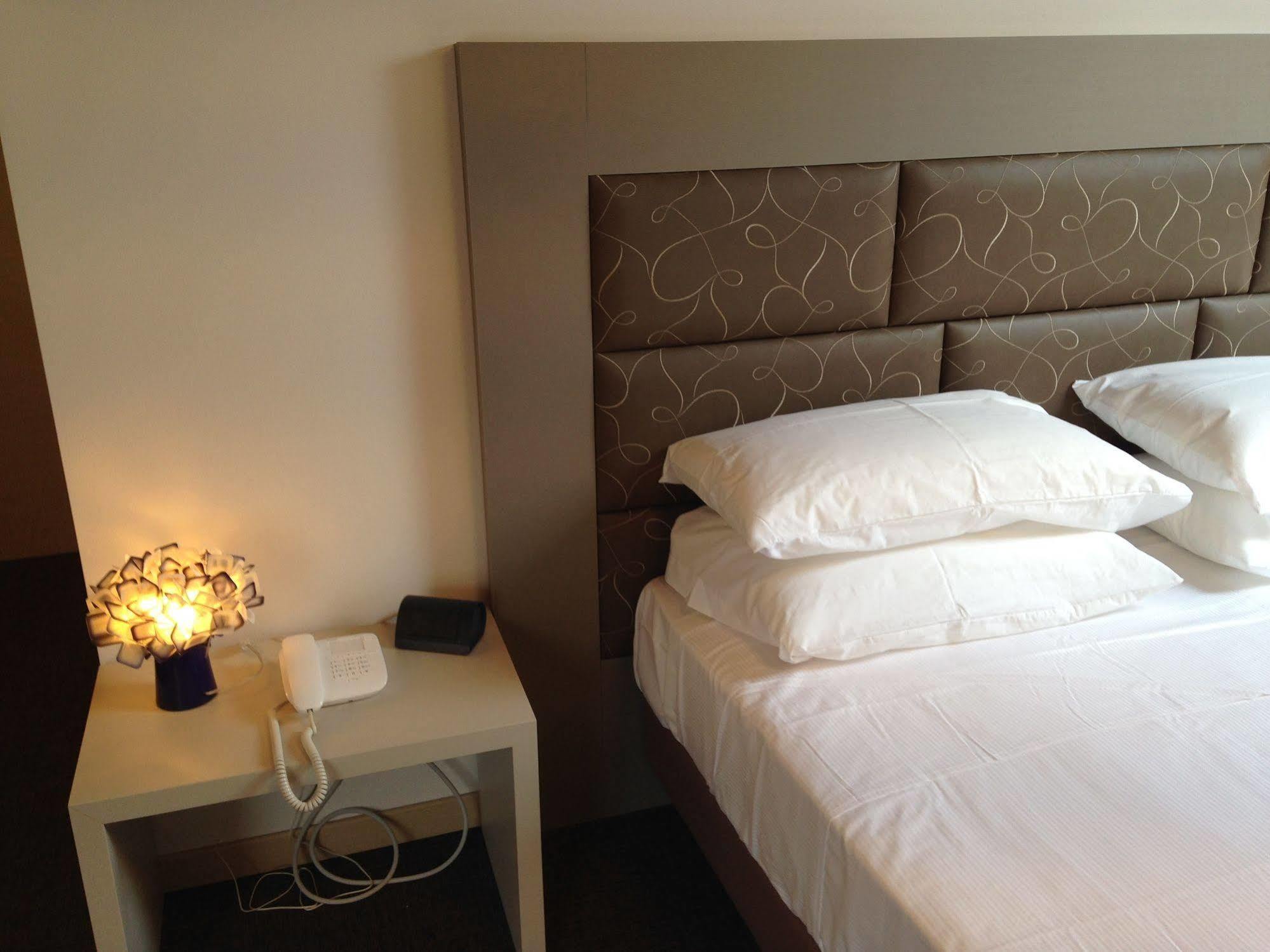 Hotel Don Abbondio Lecco Exterior photo