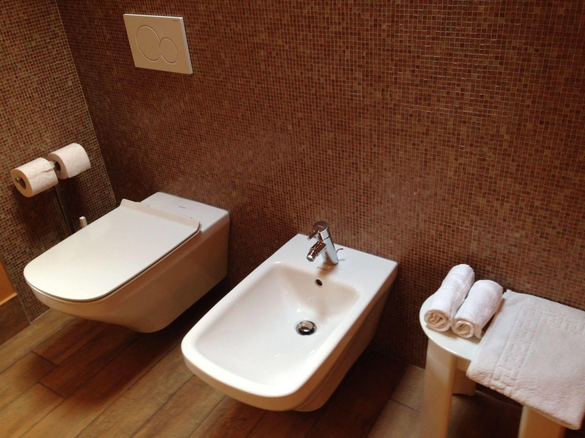 Hotel Don Abbondio Lecco Exterior photo