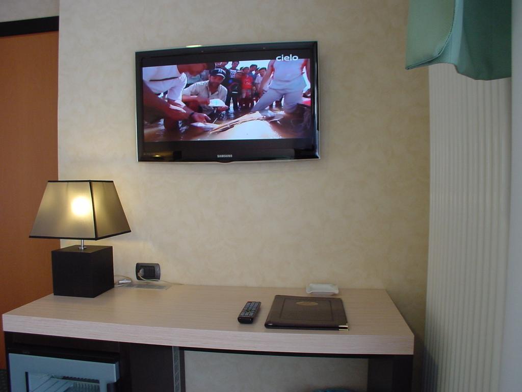 Hotel Don Abbondio Lecco Exterior photo