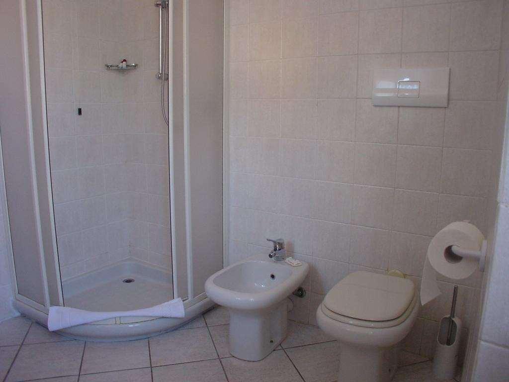 Hotel Don Abbondio Lecco Room photo