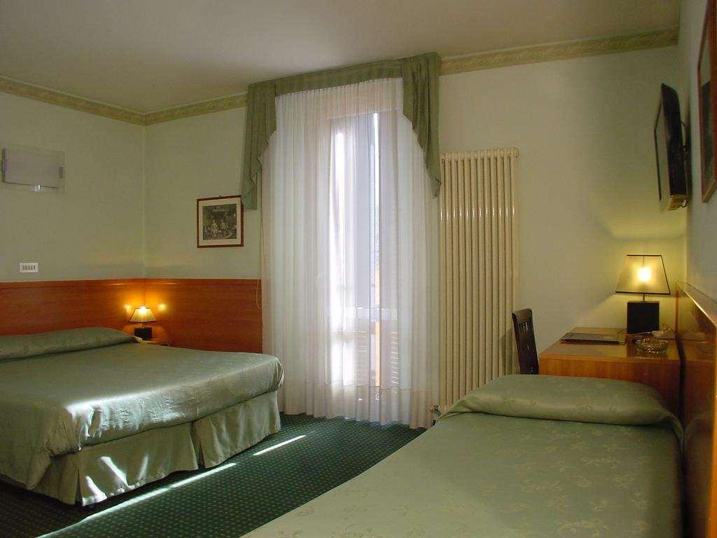 Hotel Don Abbondio Lecco Room photo