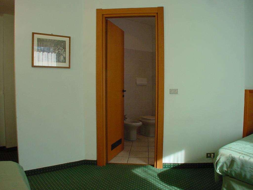 Hotel Don Abbondio Lecco Room photo